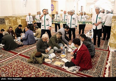 افطاری ساده در حرم مطهر امام رضا (ع)