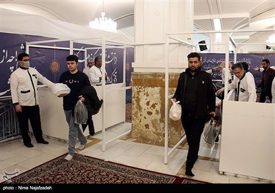 افطاری ساده در حرم مطهر امام رضا (ع)