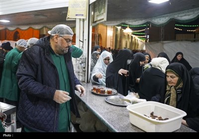 پذیرایی از زائران رضوی توسط هیئت عشاق الحسن (ع) شاهچراغ
