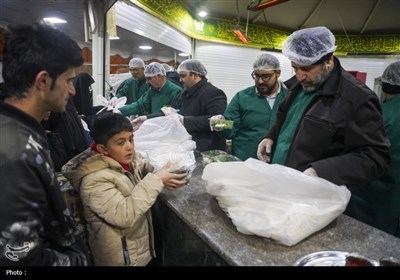 پذیرایی از زائران رضوی توسط هیئت عشاق الحسن (ع) شاهچراغ