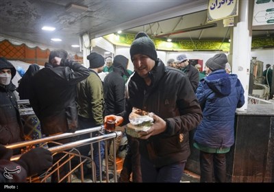 پذیرایی از زائران رضوی توسط هیئت عشاق الحسن (ع) شاهچراغ