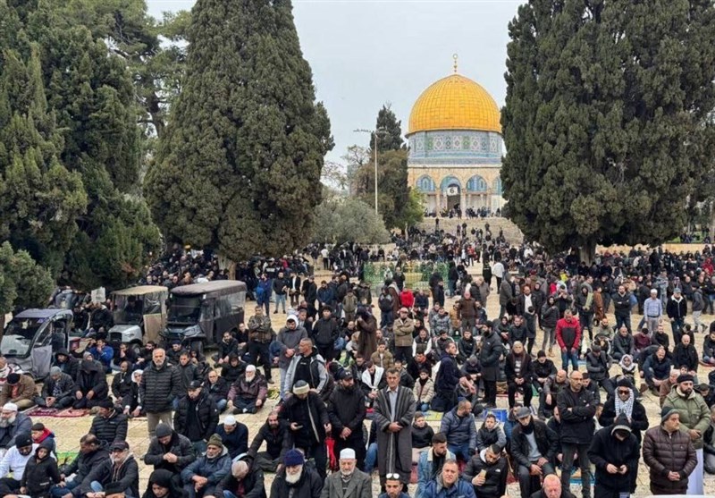  حضور ۹۰ هزار نمازگزار فلسطینی در اولین جمعه ماه مبارک رمضان 