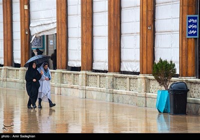 بارش باران در صحن حرم مطهر حضرت شاهچراغ (ع)