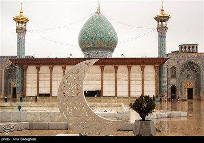 بارش باران در صحن حرم مطهر حضرت شاهچراغ (ع)