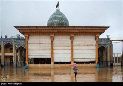 بارش باران در صحن حرم مطهر حضرت شاهچراغ (ع)
