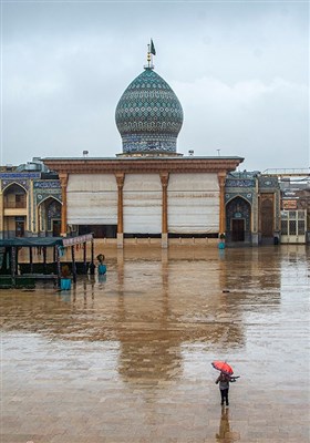 بارش باران در صحن حرم مطهر حضرت شاهچراغ (ع)