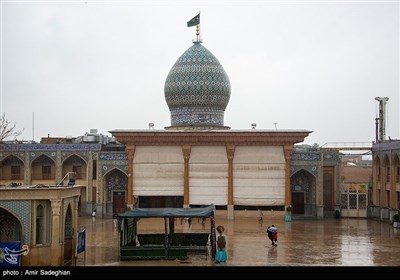 بارش باران در صحن حرم مطهر حضرت شاهچراغ (ع)