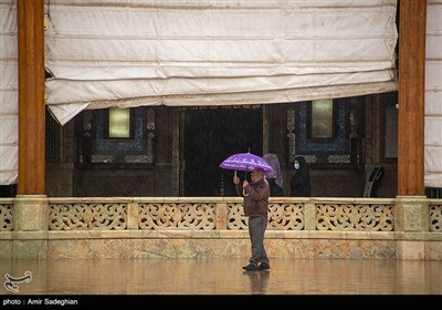 بارش باران در صحن حرم مطهر حضرت شاهچراغ (ع)
