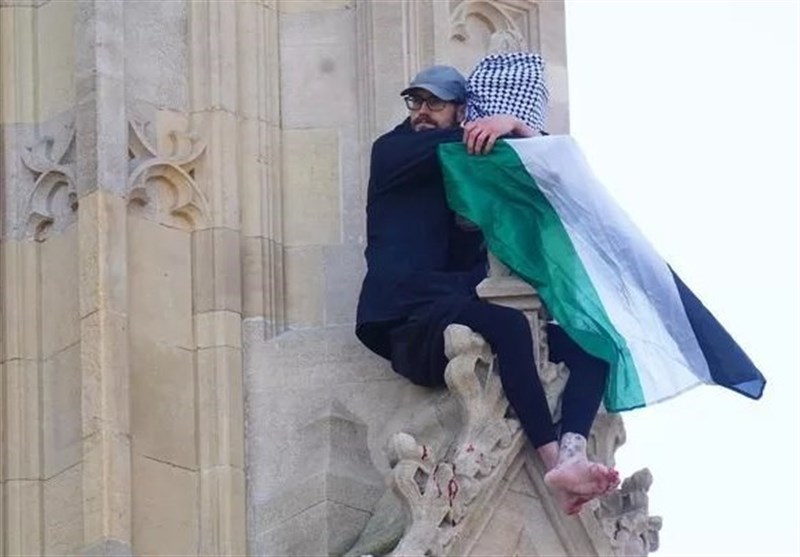 مردی پرچم فلسطین را بر یک ساختمان مهم لندن به اهتزاز درآورد