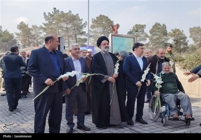 برگزاری آئین غبارروبی و گل‌افشانی مزار شهدای دفاع مقدس در قطعه 25