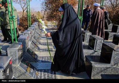آیین غبارروبی و عطرافشانی مزار شهدا درهمدان