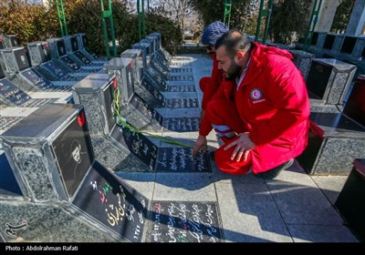 آیین غبارروبی و عطرافشانی مزار شهدا درهمدان