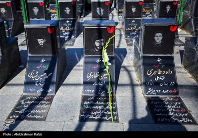 آیین غبارروبی و عطرافشانی مزار شهدا درهمدان