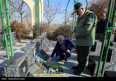 آیین غبارروبی و عطرافشانی مزار شهدا درهمدان