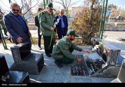 آیین غبارروبی و عطرافشانی مزار شهدا درهمدان
