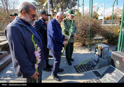 آیین غبارروبی و عطرافشانی مزار شهدا درهمدان