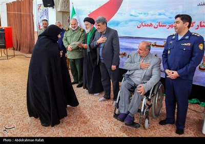 آیین غبارروبی و عطرافشانی مزار شهدا درهمدان