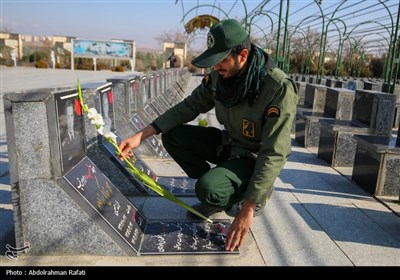 آیین غبارروبی و عطرافشانی مزار شهدا درهمدان