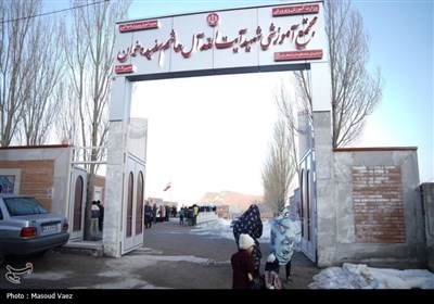 خداحافظی دانش‌آموزان روستای اسپراخوان با مدرسه سنگی