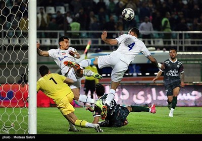 دیدار تیم های فوتبال ذوب آهن و استقلال