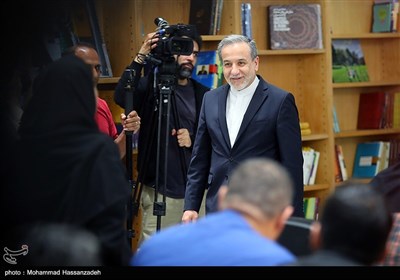 حضور سید عباس عراقچی، وزیر امور خارجه در آخرین نشست خبری اسماعیل بقائی سخنگوی وزارت امور خارجه در سال 1403
