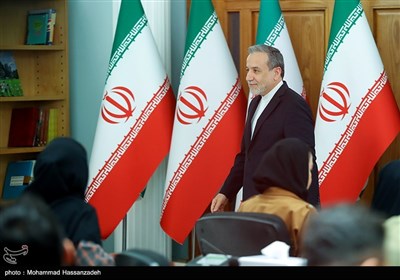 حضور سید عباس عراقچی، وزیر امور خارجه در آخرین نشست خبری اسماعیل بقائی سخنگوی وزارت امور خارجه در سال 1403
