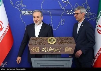 حضور سید عباس عراقچی، وزیر امور خارجه در آخرین نشست خبری اسماعیل بقائی سخنگوی وزارت امور خارجه در سال 1403