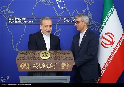 حضور سید عباس عراقچی، وزیر امور خارجه در آخرین نشست خبری اسماعیل بقائی سخنگوی وزارت امور خارجه در سال 1403