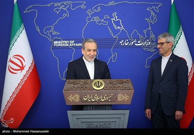 حضور سید عباس عراقچی، وزیر امور خارجه در آخرین نشست خبری اسماعیل بقائی سخنگوی وزارت امور خارجه در سال 1403