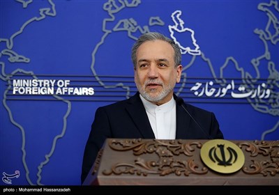 حضور سید عباس عراقچی، وزیر امور خارجه در آخرین نشست خبری اسماعیل بقائی سخنگوی وزارت امور خارجه در سال 1403