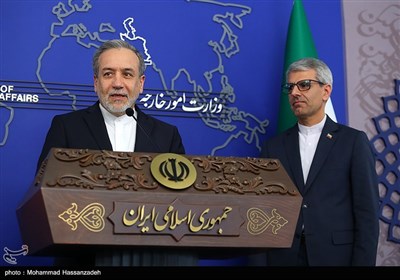 حضور سید عباس عراقچی، وزیر امور خارجه در آخرین نشست خبری اسماعیل بقائی سخنگوی وزارت امور خارجه در سال 1403