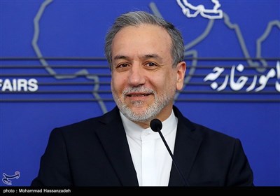 حضور سید عباس عراقچی، وزیر امور خارجه در آخرین نشست خبری اسماعیل بقائی سخنگوی وزارت امور خارجه در سال 1403