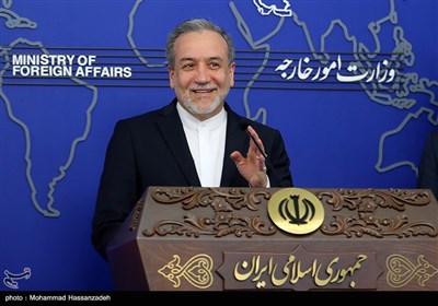 حضور سید عباس عراقچی، وزیر امور خارجه در آخرین نشست خبری اسماعیل بقائی سخنگوی وزارت امور خارجه در سال 1403