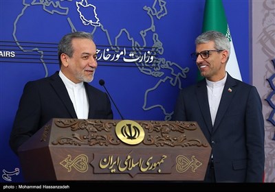 حضور سید عباس عراقچی، وزیر امور خارجه در آخرین نشست خبری اسماعیل بقائی سخنگوی وزارت امور خارجه در سال 1403