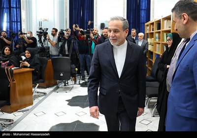 حضور سید عباس عراقچی، وزیر امور خارجه در آخرین نشست خبری اسماعیل بقائی سخنگوی وزارت امور خارجه در سال 1403