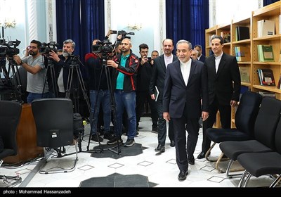 حضور سید عباس عراقچی، وزیر امور خارجه در آخرین نشست خبری اسماعیل بقائی سخنگوی وزارت امور خارجه در سال 1403