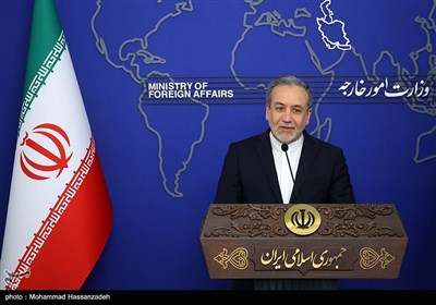 حضور سید عباس عراقچی، وزیر امور خارجه در آخرین نشست خبری اسماعیل بقائی سخنگوی وزارت امور خارجه در سال 1403