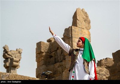 ایران امروز، چون سرو بر بلندای افتخار ایستاده ست