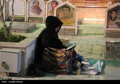 حال و هوای گلزار شهدای کرمان در شب اول قدر 