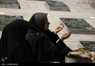 حال و هوای گلزار شهدای کرمان در شب اول قدر 