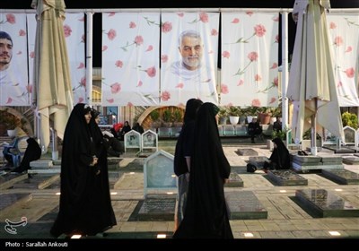 حال و هوای گلزار شهدای کرمان در شب اول قدر 