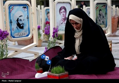 لحظه تحویل سال در گلستان شهدای اصفهان