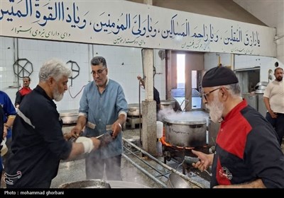 پخت و توزیع غذای گرم توسط مرکز نیکوکاری و دارالایتام هیأت ابوالفضلی بیرجند