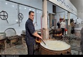 پخت و توزیع غذای گرم توسط مرکز نیکوکاری و دارالایتام هیأت ابوالفضلی بیرجند
