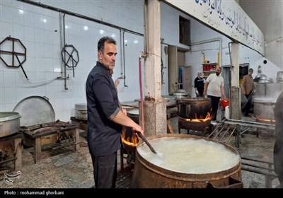 پخت و توزیع غذای گرم توسط مرکز نیکوکاری و دارالایتام هیأت ابوالفضلی بیرجند