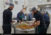 پخت و توزیع غذای گرم توسط مرکز نیکوکاری و دارالایتام هیأت ابوالفضلی بیرجند