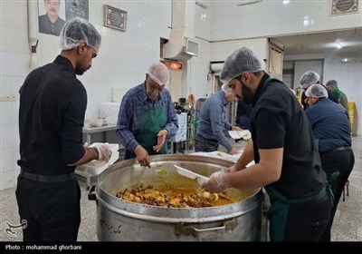 پخت و توزیع غذای گرم توسط مرکز نیکوکاری و دارالایتام هیأت ابوالفضلی بیرجند