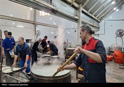 پخت و توزیع غذای گرم توسط مرکز نیکوکاری و دارالایتام هیأت ابوالفضلی بیرجند