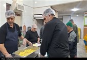 پخت و توزیع غذای گرم توسط مرکز نیکوکاری و دارالایتام هیأت ابوالفضلی بیرجند