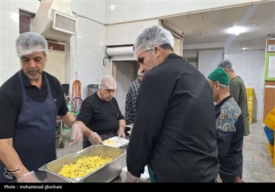 پخت و توزیع غذای گرم توسط مرکز نیکوکاری و دارالایتام هیأت ابوالفضلی بیرجند